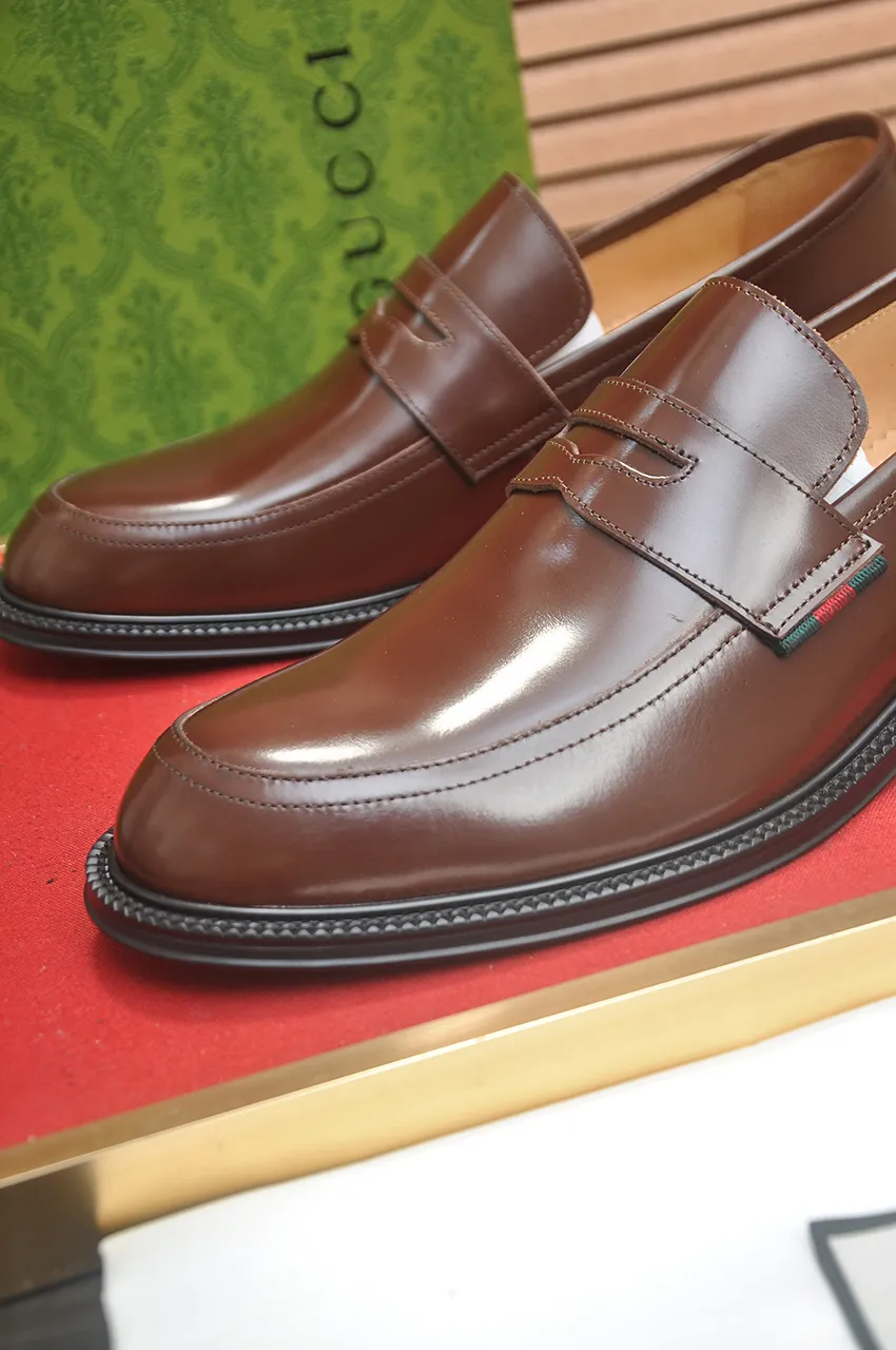 Men's shoes💰500💶Italy's top luxury men's shoe giant (GUCCI) (Gucci) (full cowhide lining) new arrival🍃Original European style🔰 Pleasant to the eye😍In order to make the shoes more durable and non-deformable🌀The production continues to follow traditional methods but there is still no lack of innovation💪Choose original sheepskin for the leather♻️ Smooth and natural And extra bright ⭐Made of imported cowhide, the first choice of rich people 38-45 (45 customized)